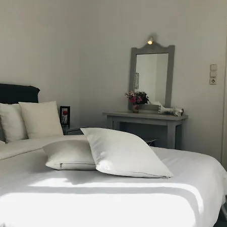 Violeta At Livadia Parikia (Paros)