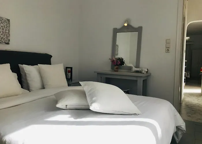 Violeta At Livadia Parikia (Paros)